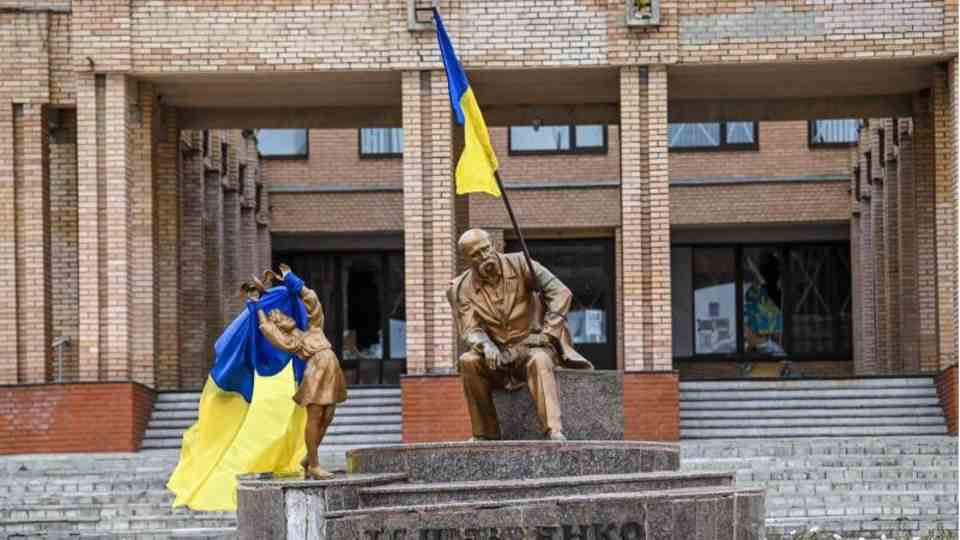 Ukrainian flags on statues in a square in Balaklija