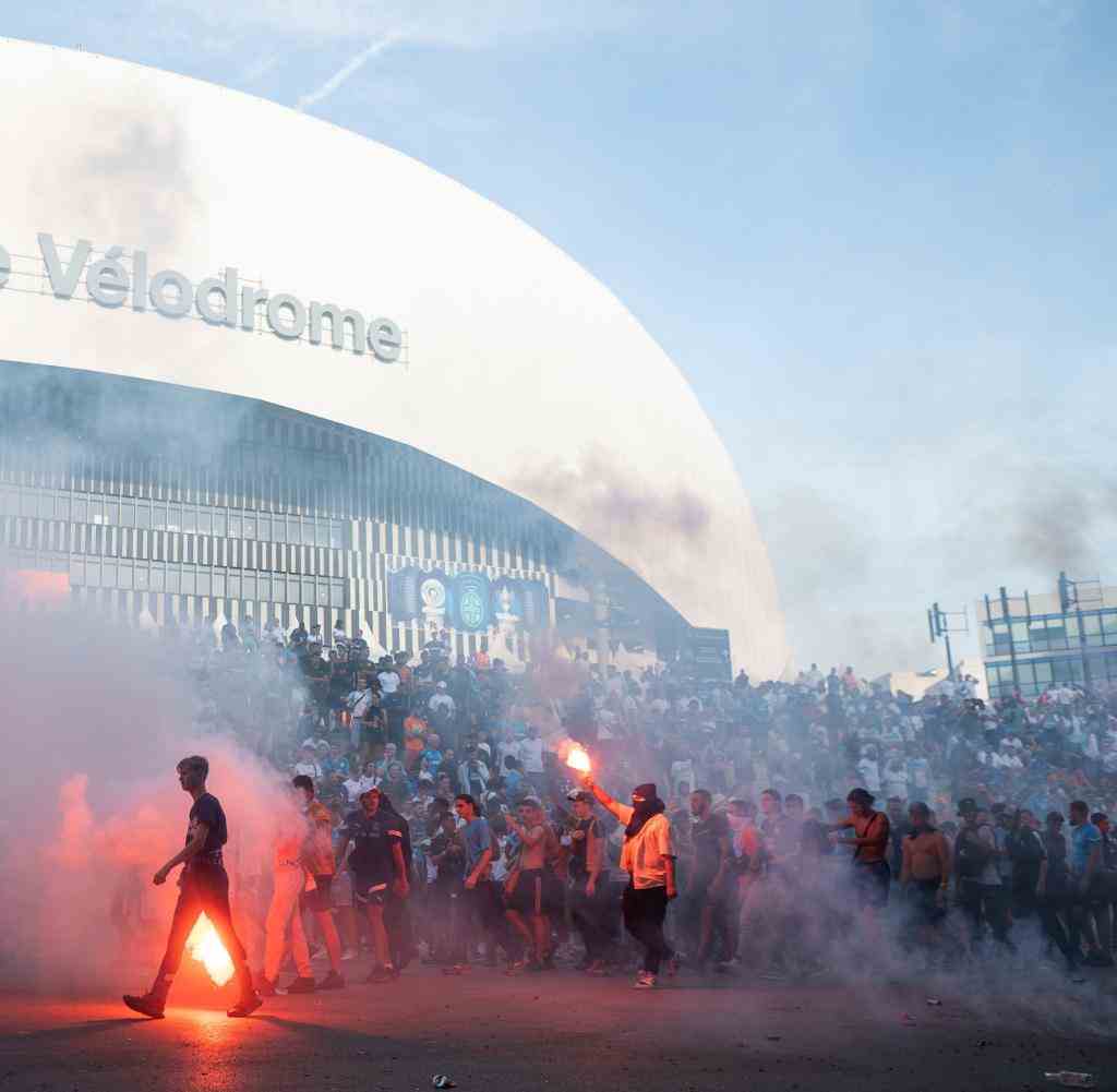 Allez OM: Marseille fans on their way to the stadium