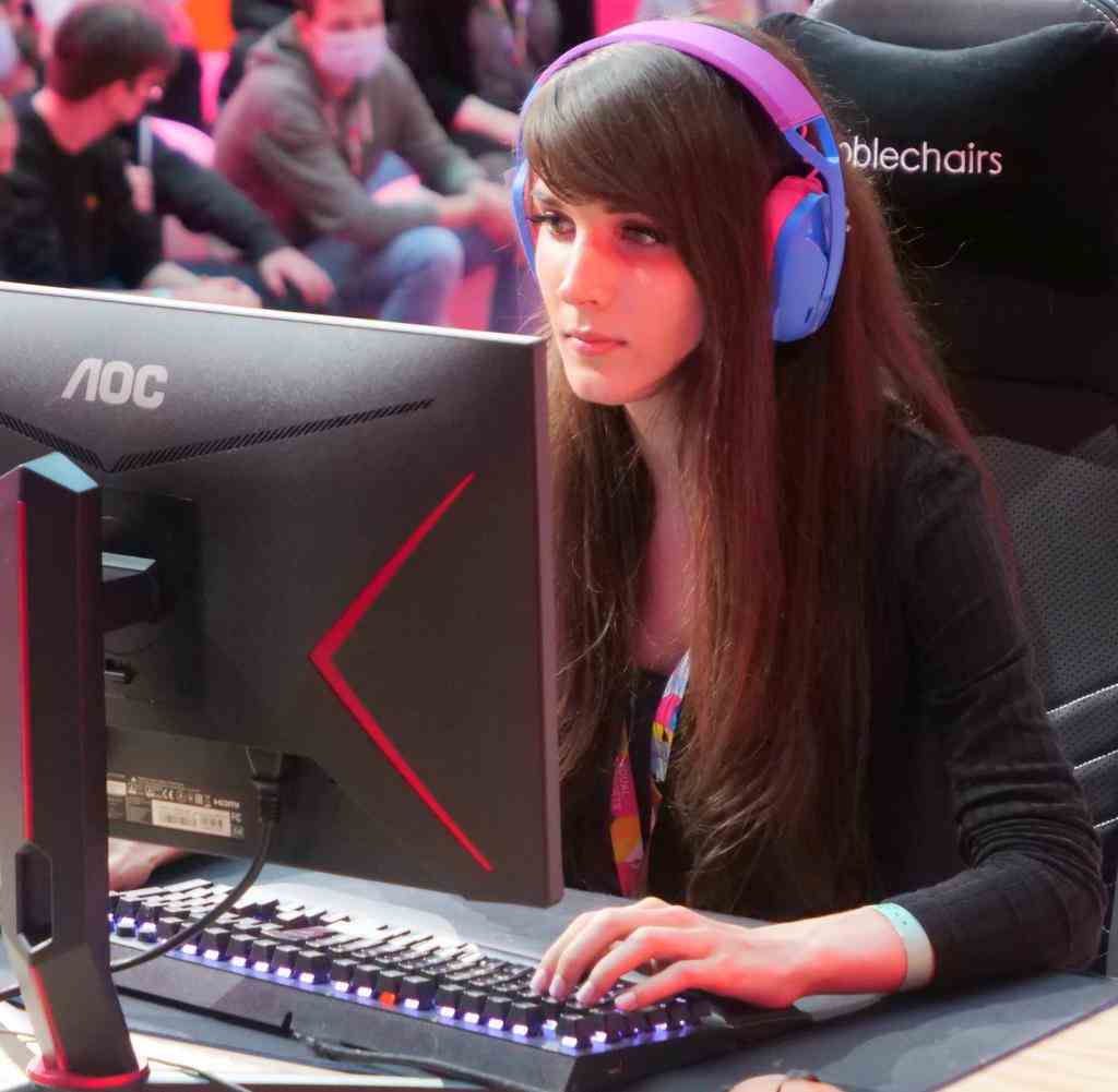 Alena Maurer is one of the few professional esports athletes, plays in the women's team of G2 Esports.  She knows the problems of the industry very well