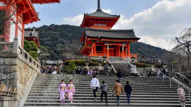 Vacation in Japan: Local tourists in the Kiyomizu-dera temple in Kyoto: Until autumn 2020, the entry ban went so far that not even foreigners residing in Japan were allowed to enter.