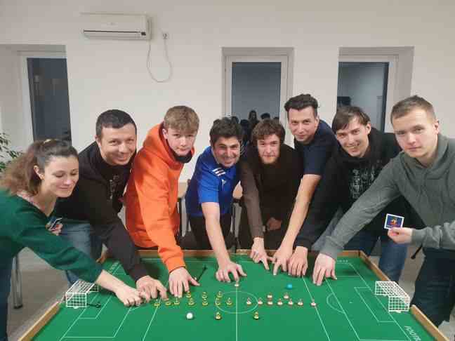 Thomas Ponté, in the center with the jersey of the France team, here last spring during table football training with Ukrainian players in Odessa.