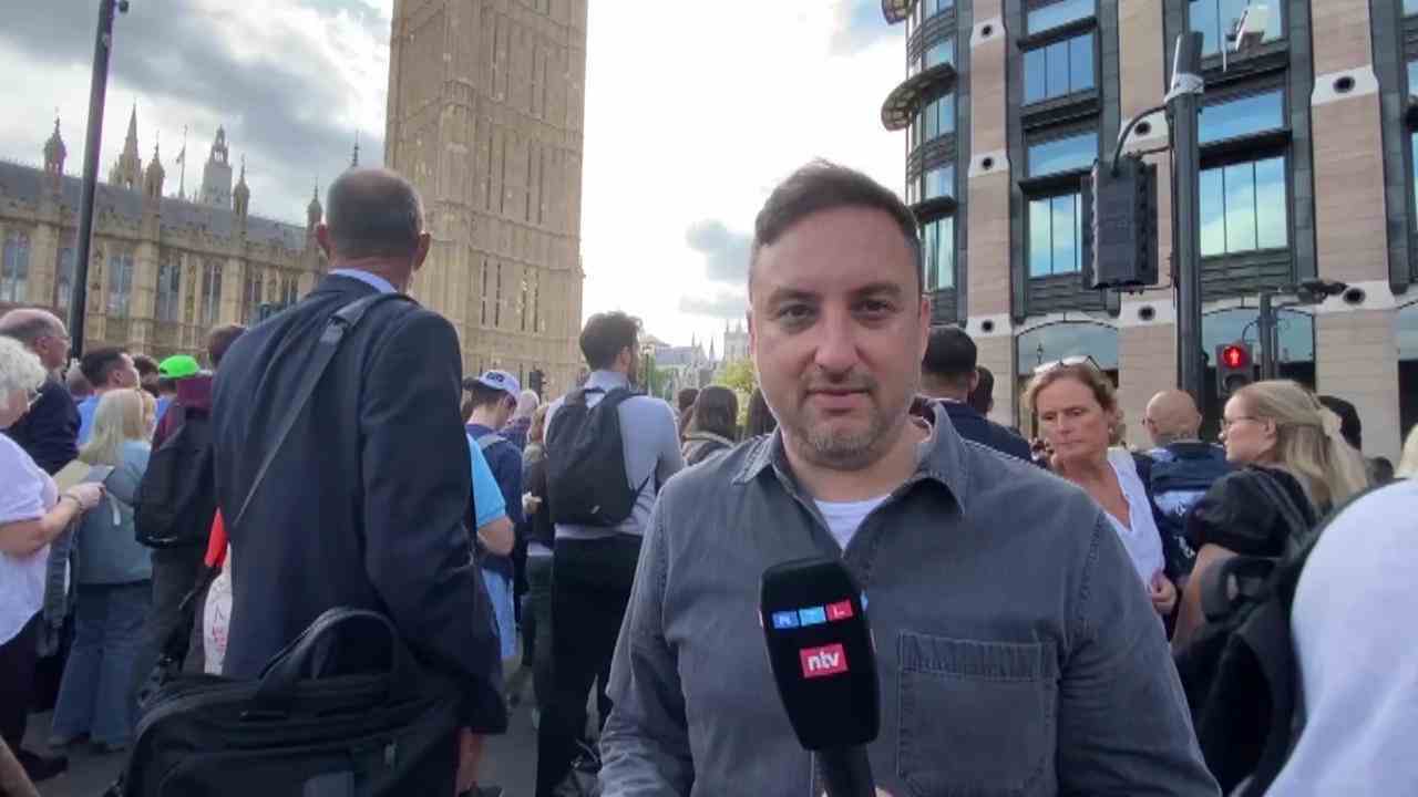 RTL reporter at Westminster Hall Atmosphere in London