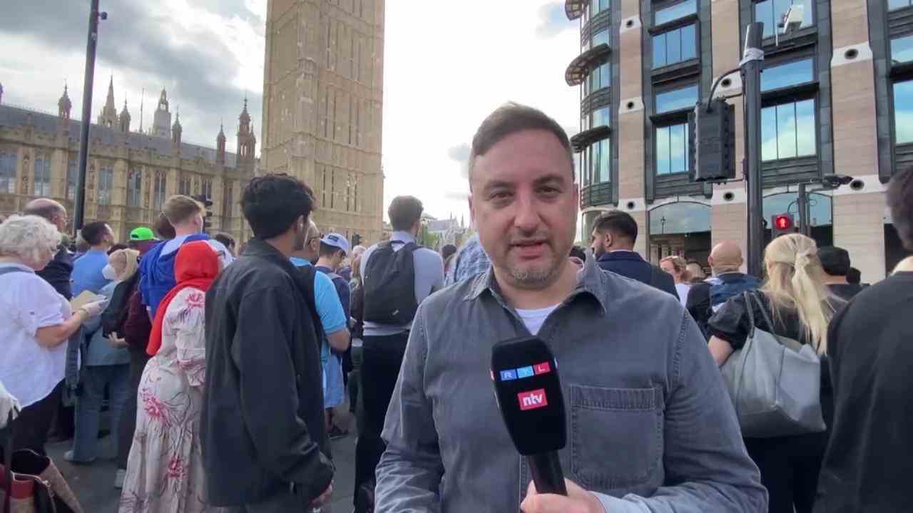 RTL reporter: It was important to the people to come, thousands mourn in London