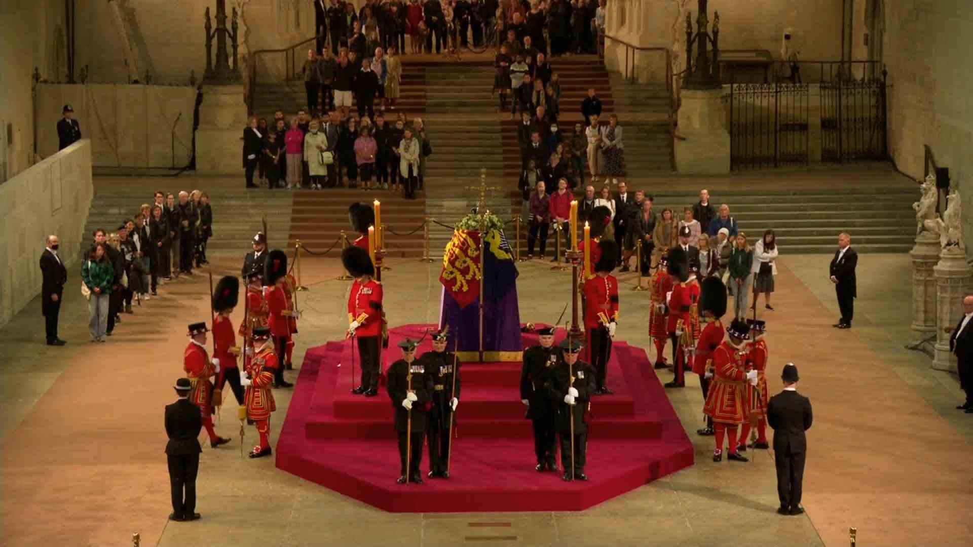 "We stood in line for six/seven hours" Rush to the Queen's coffin