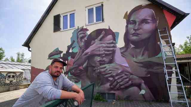 SZ series: Make way!  Creative districts in Bavaria: graffiti artist Mr. Woodland in front of his work with the title "Adam and Eve, the Fall".