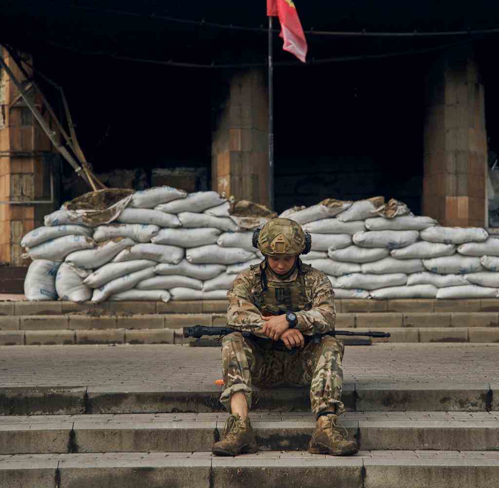 Ukrainischer Soldat im befreiten Gebiet um Charkiw