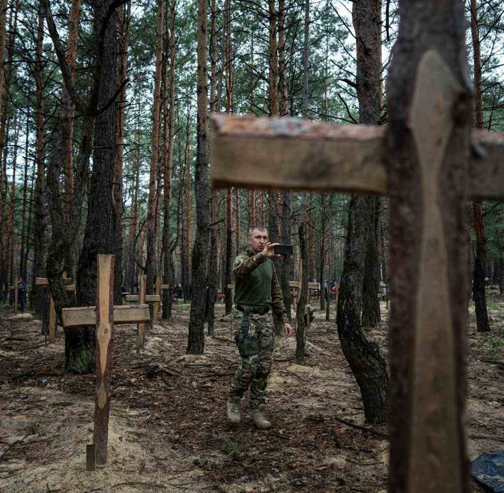 Ukrainischen Angaben zufolge wurden über 400 Leichen in einem Massengrab bei Isjum entdeckt.