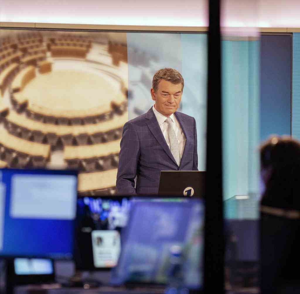 WDR television director Jörg Schönenborn, here in action in the election studio