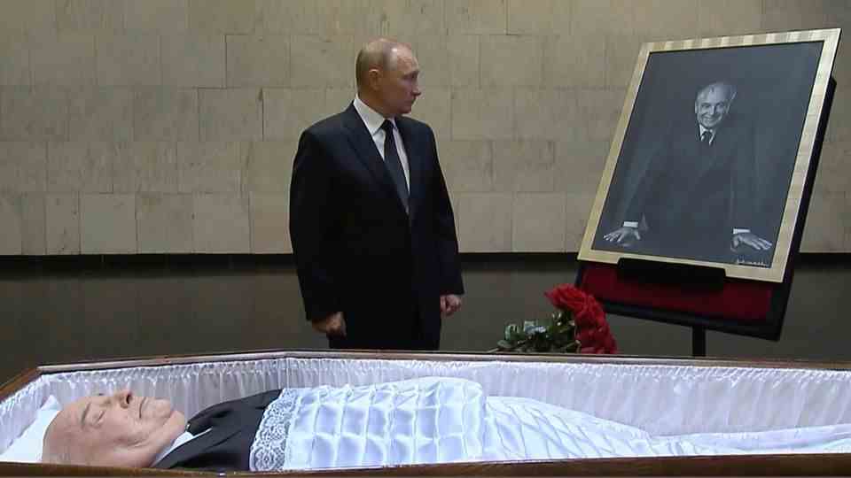 A cool farewell in Moscow's central clinic: Vladimir Putin on Thursday last week at Mikhail Gorbachev's coffin