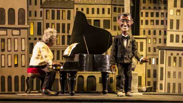 Oktoberfest 2022: Sammy Davis Jr. sings "New-York, New-York" in the "Las Vegas show" of the puppet theater.