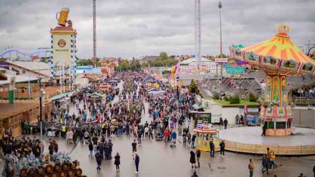 Summary at the start: Around 300,000 fewer people than in 2019 came to the Oktoberfest this year.
