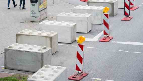 A barrier with concrete blocks at the 2017 harbor birthday. © picture alliance / Christophe Gateau/dpa Photo: Christophe Gateau