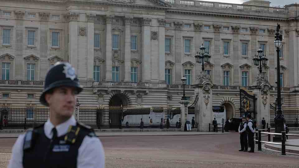 Buses with guests depart from Buckingham Palace
