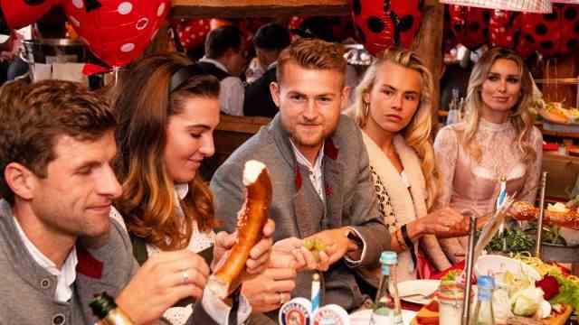 Almauftrieb in the Käfer tent: The stars of FC Bayern are also partying: Thomas Müller with his wife Lisa and Matthijs de Ligt with his partner Annekee Molenaar enjoy it in the Wiesn-Schänke.