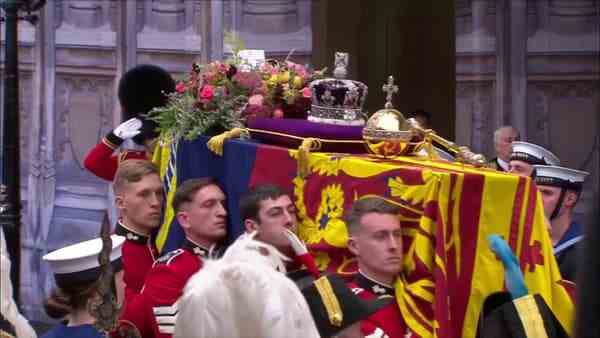 Le cercueil de la reine Elizabeth II entame sa procession vers l'abbaye de Westminster