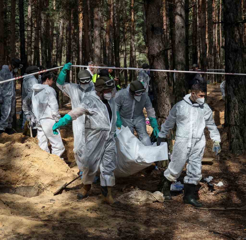 Eine furchtbare Aufgabe: Exhumierung im Wald bei Isjum