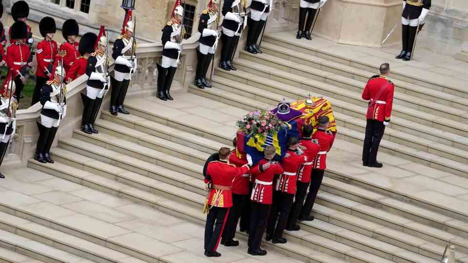 Queen Elizabeth II's coffin is carried into St George's Chapel