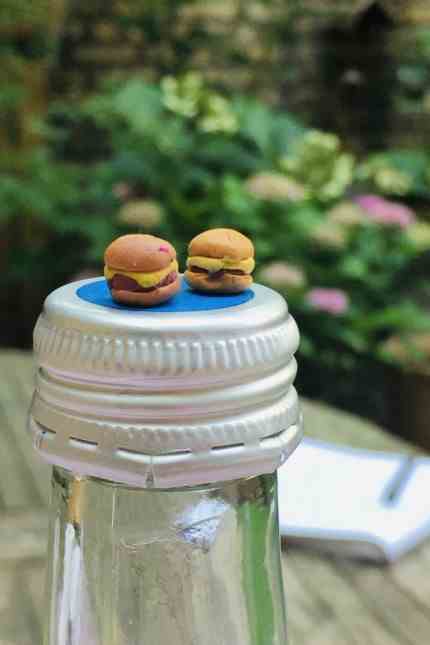 Column: My passion: The eight-year-old daughter loves to do handicrafts, for example tiny food.  One of the two burgers made from play dough is said to be vegetarian.