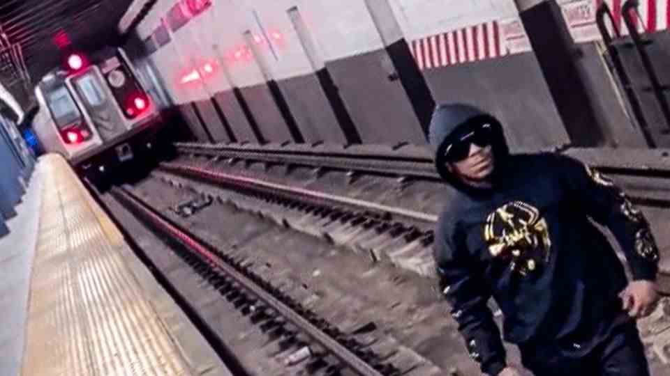 On the tracks: Man jumps away from the train at the last moment – ​​a fake