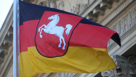 A flag with the Lower Saxony horse flies in front of the Lower Saxony state parliament.  © picture alliance Photo: Michael Kappeler
