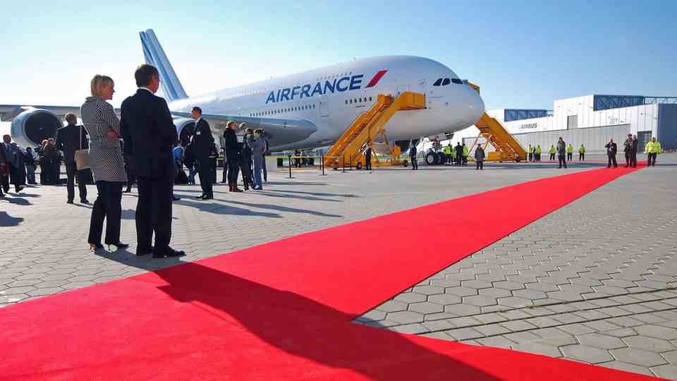 Image 1 of 22 of the nostalgic photo series to click: Red Carpet on October 31, 2009 Singapore Airlines, Emirates and Qantas already have it.  Air France is the first European airline to have an Airbus A380.  The Queen of the Skies is ready for the transfer flight to Paris