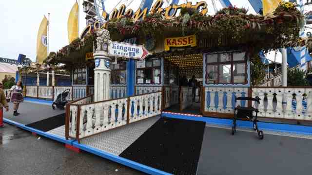 Accessibility test: Access to the cash desks at the Oktoberfest Ferris Wheel is an obstacle for wheelchair users.