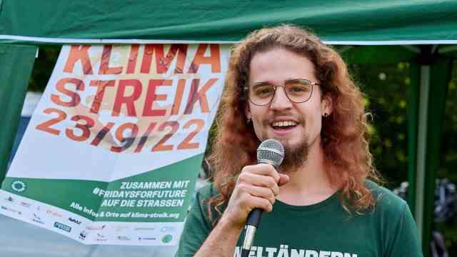 Demonstration in Grafing: Elias Schröter, spokesman for the Green Youth in the district, would like better and cheaper public transport.