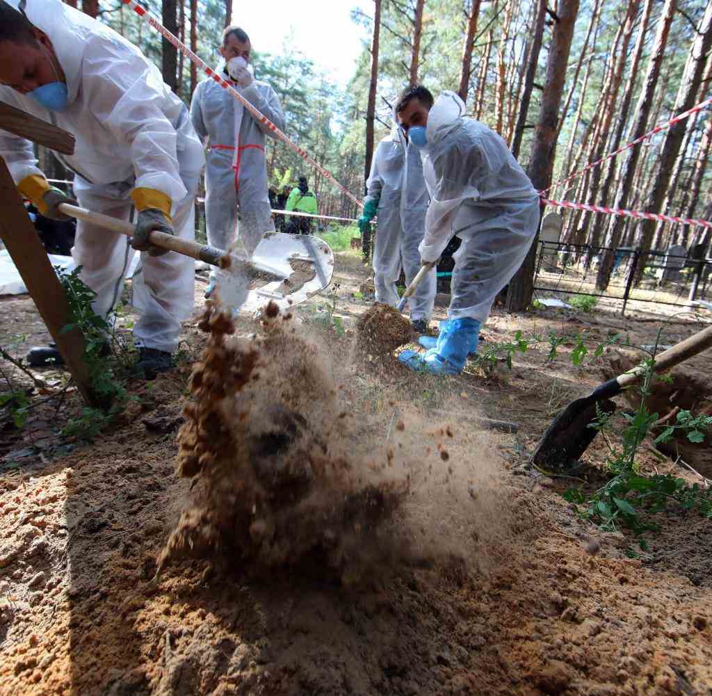 Bei Isjum werden Hunderte Leichen exhumiert