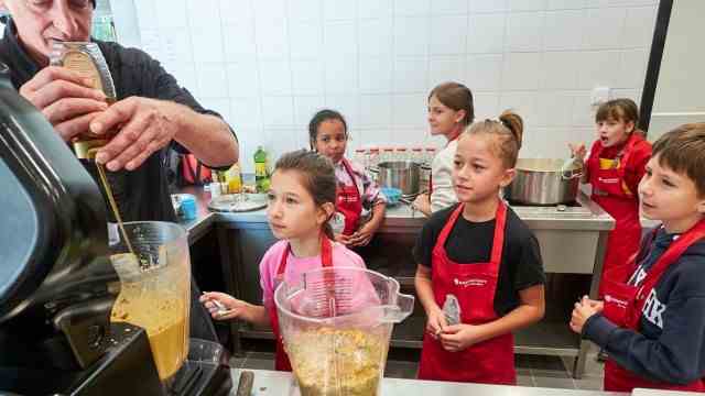 Nutrition: Wolfgang Marquard, the brother of the star chef, is also part of the party, he prepares pralines with the children...