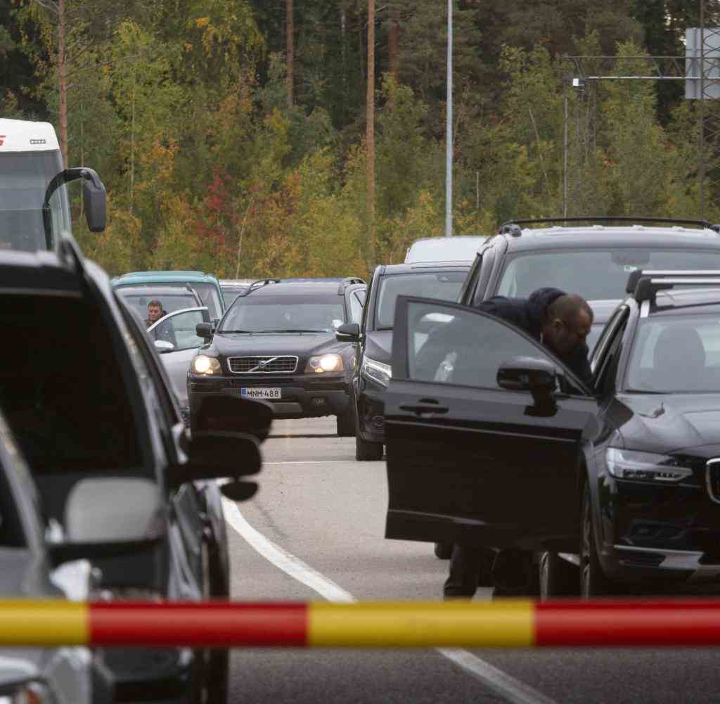 Cars are queuing at the Finnish border