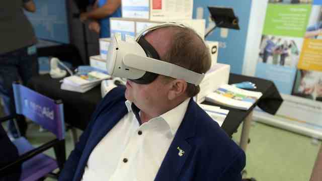 Höhenkirchen-Siegertsbrunn: Dare to try it yourself: Deputy district administrator Otto Bußjäger (free voters) with VR glasses.