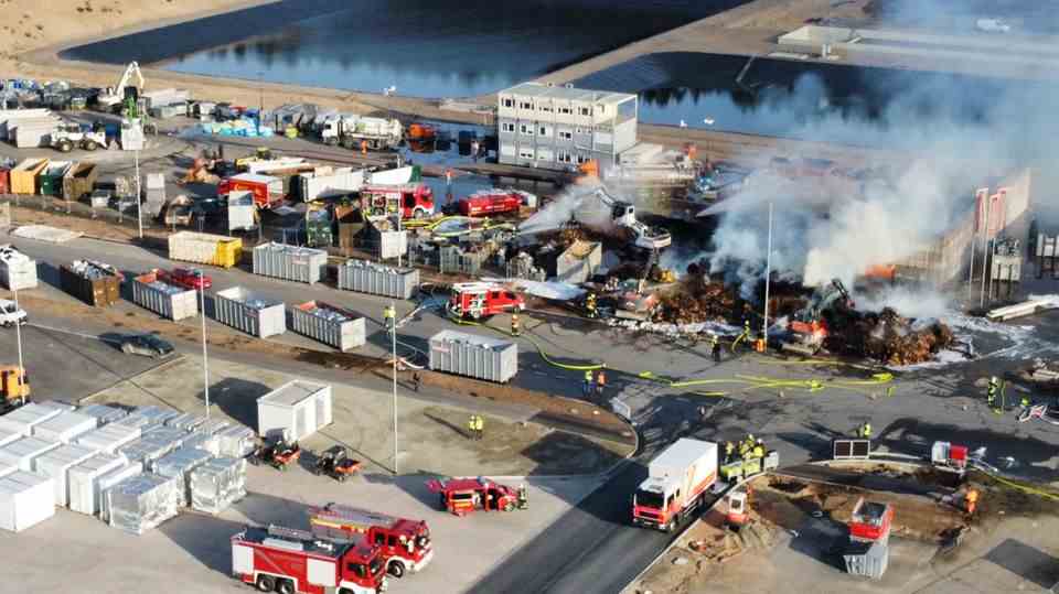 Numerous emergency services are involved in the fire at the Tesla plant in Grünheide