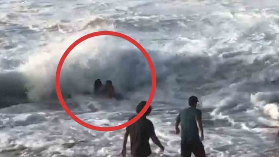 Dramatic scenes: Surfer saves woman from strong waves in Hawaii