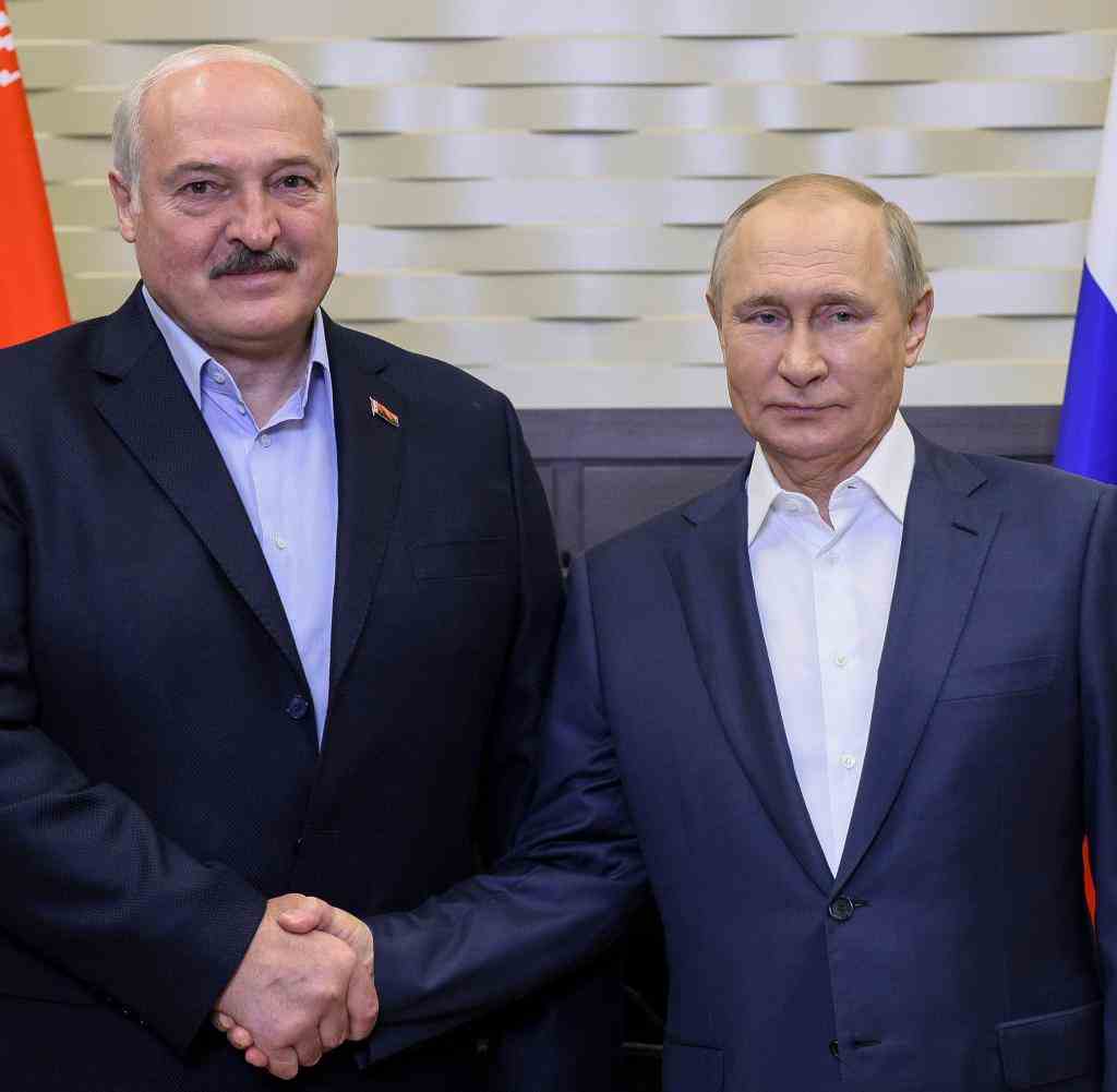 Alexander Lukaschenko (l.) und Wladimir Putin (r.) bei einem Treffen in Sotschi