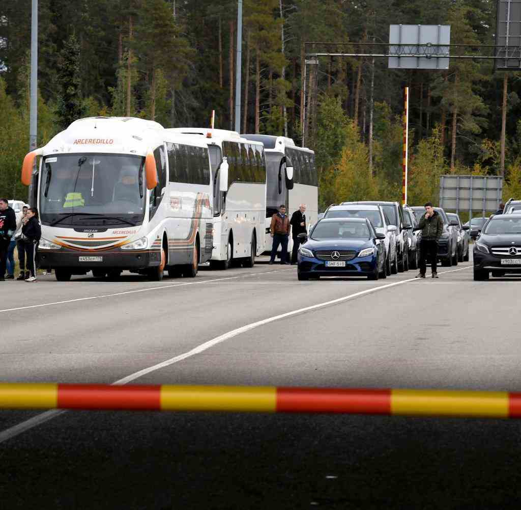 Menschen, die mit Autos und Bussen aus Russland anreisen, stehen am Grenzübergang Vaalimaa in Virolahti Schlange, um die Grenze nach Finnland zu überqueren