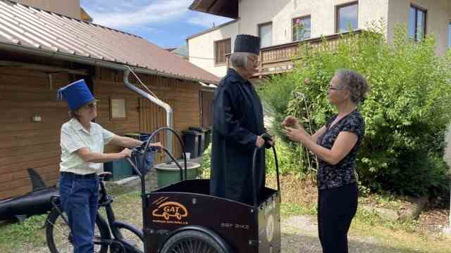 Seniors in the district: Eva Halm (as "Shauwa") drives Renate Müller (as "Judge Azdak") through the town by e-bike, while director Gabi Sabo gives final instructions.