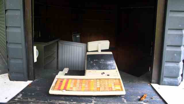 Lost Places: There is still an old cash register in the kiosk.  But there weren't any customers here for a long time.