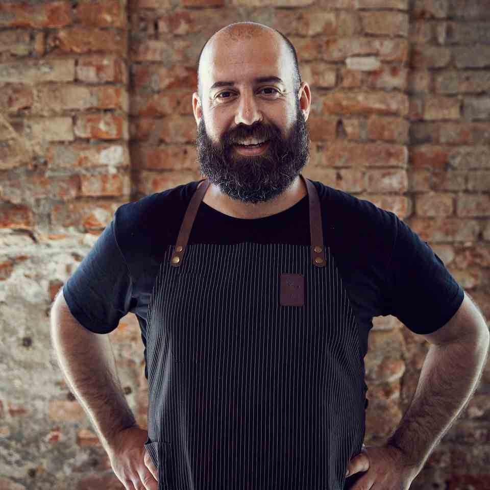 Koral Elci operates the "Kitchen Guerrilla" in Hamburg.  Born in Istanbul, he wants to campaign for good kebabs: "Make Doner Great Again"