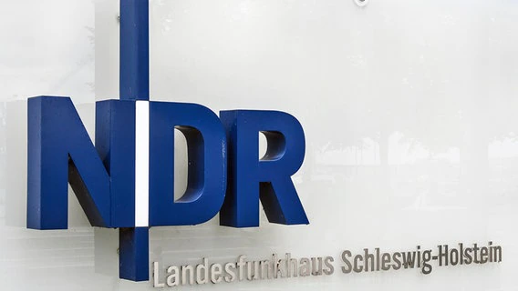 NDR logo (Norddeutscher Rundfunk) in capital letters on the facade of the Landesfunkhaus in Kiel.  © picture-alliance / dpa Photo: Winfried Rothermel