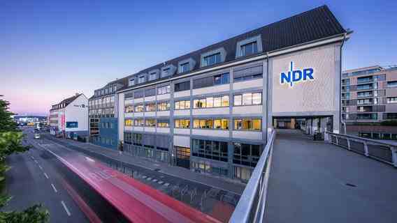 The NDR broadcasting center in Kiel at dawn © NDR/ Photo: Christian Spielmann