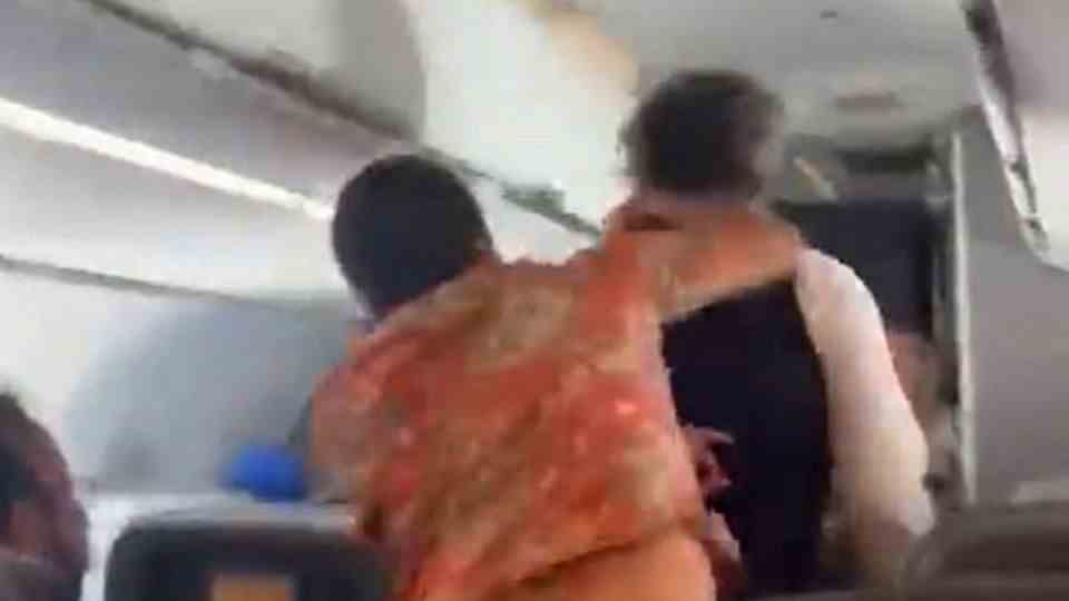 Escalation on the plane: the passenger hits the flight attendant brutally on the back of the head – and is tied up shortly afterwards