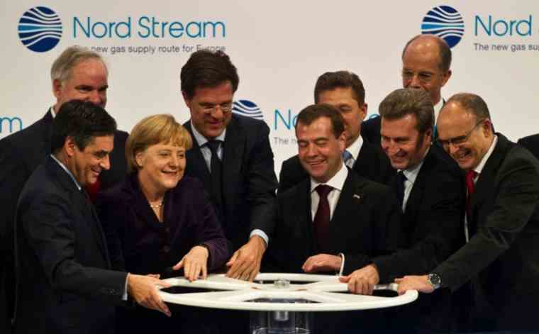 File photo from November 8, 2011, showing (front row, from left) ex-French Prime Minister François Fillon, ex-German Chancellor Angela Merkel, Dutch Prime Minister Mark Rutte, ex-President Russian Dmitry Medvedev, former European Commissioner for Energy Guenther Oettinger, former Prime Minister of the German region of Mecklenburg-Western Pomerania Erwin Sellering opening a symbolic valve at the inauguration of the Nord Stream 1 gas pipeline, in Lubmin (Germany) (AFP / John MACDOUGALL)