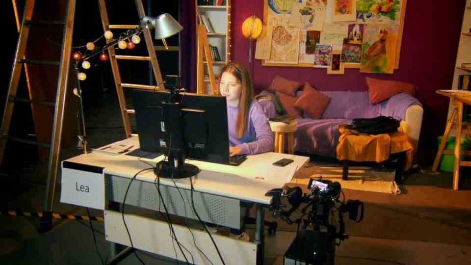 Lea ist 20, sie spielt in einem als ­Kinderzimmer ­gestalteten ­Studioraum in ­Berlin eine Zwölfjährige