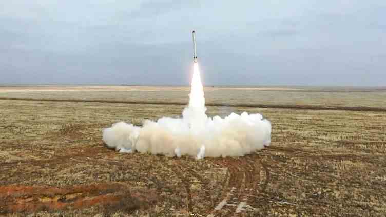 Un missile Iskander-K (conventionnel) durant un entraînement organisé sur un site non identifié de Russie. L'image a été diffusée le 19 février 2022 par le ministère de la Défense russe. (MINISTERE DE LA DEFENSE RUSSE VIA AFP)