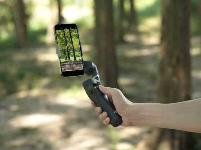 The DJI Osmo Mobile 6 weighs only 300 grams.