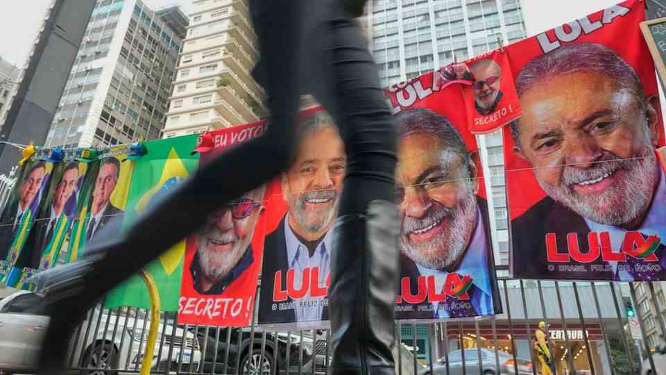 Beach towels with Lula da Silva and Bolsonaro motifs