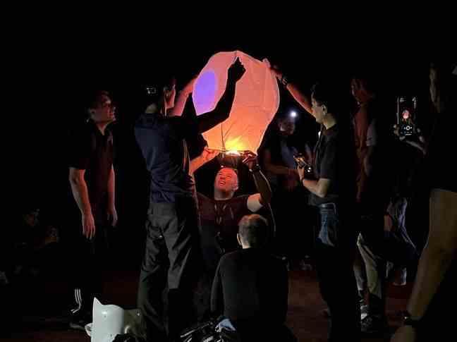 At nightfall, Faouzi Berbouz organizes a lantern release to reward hikers. 