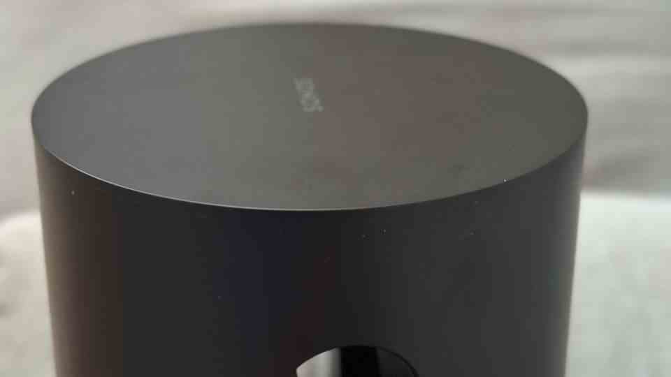 Too bad: The black model of the Sonos Sub Mini, which is very chic in itself, attracts dust and fingerprints with its matte surface