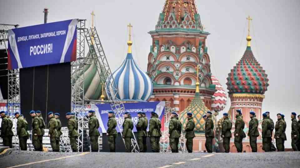 Russia, Moscow: Red Square is being prepared for Vladimir Putin's grand entrance