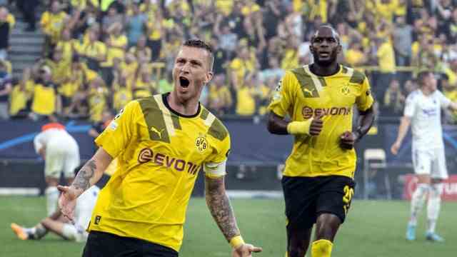 Dortmund in the Champions League: This is Dortmund's first goal of the Champions League season: Marco Reus (left) celebrates, Anthony Modeste rushes over.